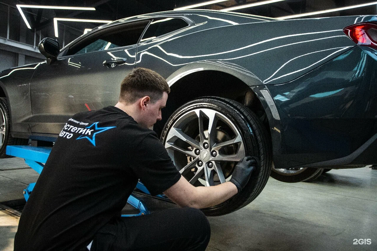 Мастер Эстетик Авто работает с колесом автомобиля