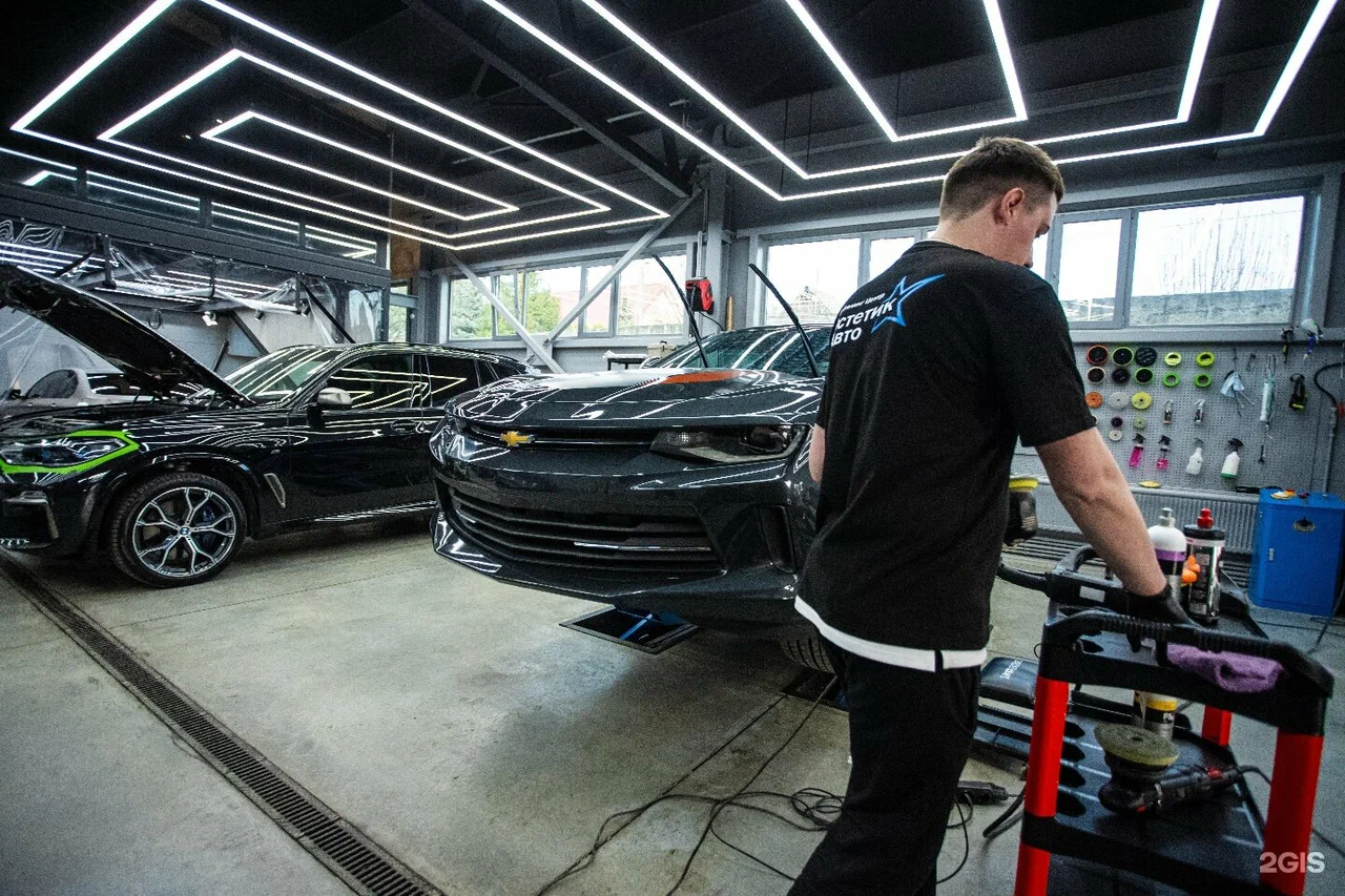 Мастер Эстетик Авто работает с автомобилем в студии